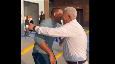 ويل سميث يفاجئ والد صديقه المصري بزيارة مؤثرة في القاهرة ويزور أهرامات الجيزة