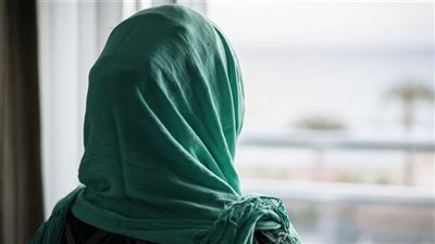 فتاة تسأل: أشعر بالغيرة من المشاهير وأفكر في خلع الحجاب