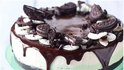 طريقة عمل تشيز كيك الأوريو اللذيذ بخطوات سهلة في مطبخك 