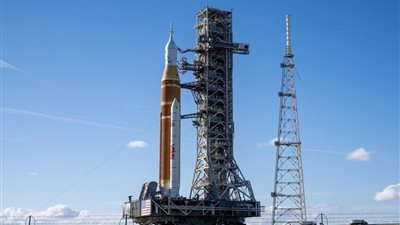 صاروخ SLS يقترب من القمر