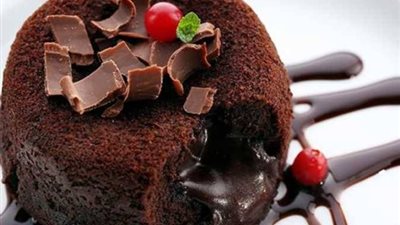 طريقة عمل المولتن كيك بالشوكولاتة بمكونات بسيطة مثل الجاهز 