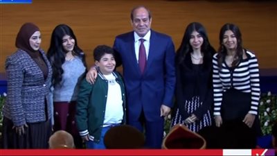 الرئيس السيسى يلتقط صورة تذكارية مع أسرة الشهيد البطل رامى هلال (صور)