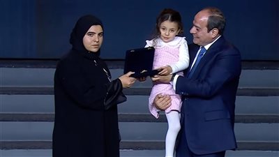 الرئيس السيسي يكرم عددًا من أسر شهداء الشرطة خلال الاحتفال بالذكرى الـ74 لعيد الشرطة (صور)