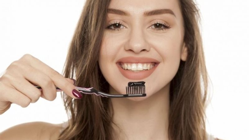  وصفات  طبيعية وفعالة  لتبييض الأسنان