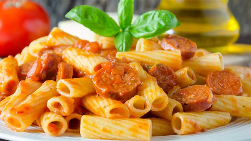 طريقة عمل المكرونة بالسجق