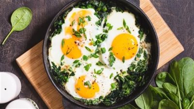 لذيذة وسريعة..  طريقة عمل الشكشوكة بالسبانخ في مطبخك