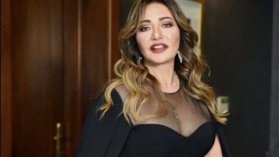 ليلى علوي تتألق بإطلالة كلاسيكية راقية في العرض الأول لأعمال موسم رمضان