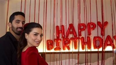 رومانسية أمام الأهرامات ورسائل حب متبادلة.. مي عز الدين تحتفل بعيد ميلاد زوجها