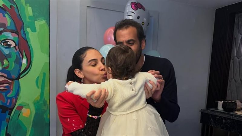 سلمى أبو ضيف مع ابنتها وزوجها 