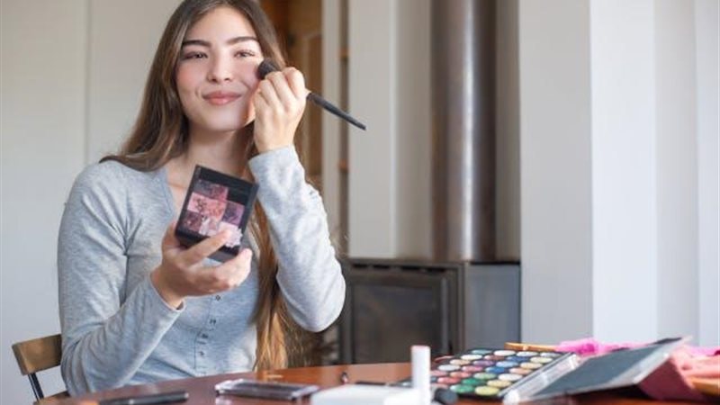  حيل مكياج  تمنحك بشرة مشرقة وخالية من العيوب صباحًا 