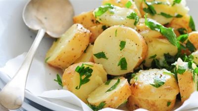 طريقة عمل البطاطس المقلية بالثوم والبقدونس في مطبخك