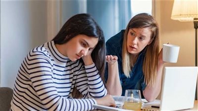  ابنتي المراهقة تعيش مع أب متسلط ونرجسي.. ماذا أفعل؟