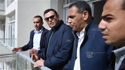 وزير الإسكان يتفقد الشاليهات والفيلات والعمارات السكنية بكومباند 