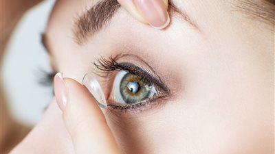 هل محاليل العين والعدسات اللاصقة تفطر الصائم؟   أمينة الفتوى تُجيب