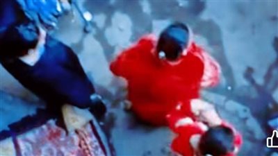 ضرب سيدات بالعصا.. اعتداء صادم في الشارع يشعل الغضب في صعيد مصر