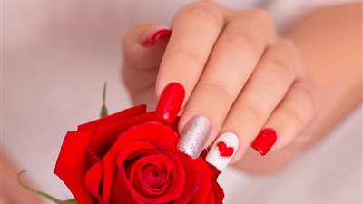 أجمل ألوان المناكير لإطلالة مميّزة وجذابة في عيد الحب  