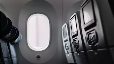 مضيفة طيران سابقة تكشف أسوأ مقعد في الطائرة لبشرتك