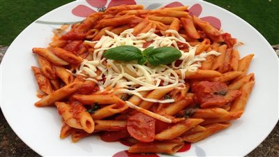 طريقة عمل مكرونة أرابياتا بالطماطم بخطوات سهلة وسريعة في مطبخك