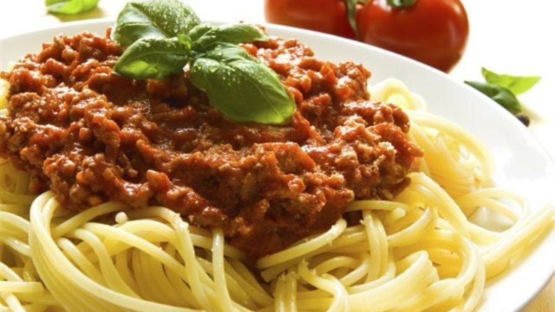 طريقة عمل المكرونة  الإسباجيتي باللحم المفروم والبارميزان