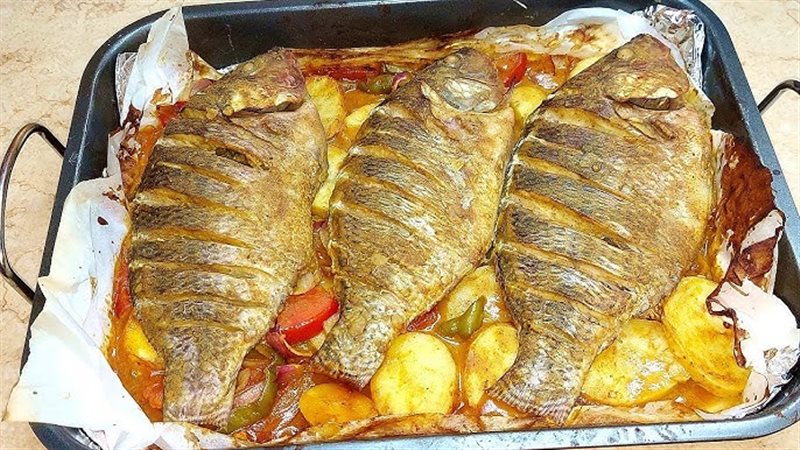 طريقة عمل صينية السمك بالبطاطس