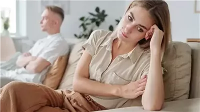 زوجي طلقني لأني أرفض سفره المستمر.. ماذا أفعل؟