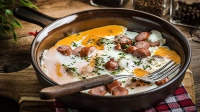  طريقة عمل البيض المقلي بالسجق على مائدة سحور رمضان   