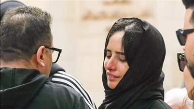 وفاة شقيق زينة تُخيم بالحزن على الوسط الفني… وانهيار الفنانة أثناء الدفن 