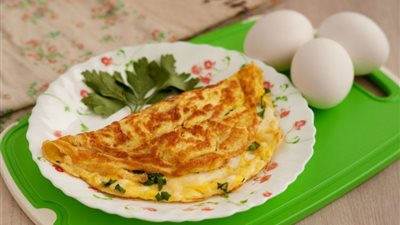 سحور صحي ولذيذ.. طريقة عمل العجة بالبقدونس والخضار  