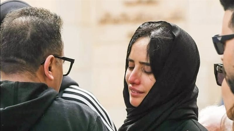 زينة أثناء دفن شقيقها 