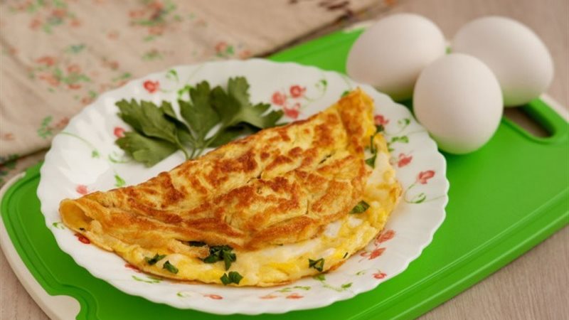 طريقة عمل العجة بالبقدونس والخضار  