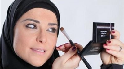 هل يؤثر وضع المكياج على صحة الصيام؟ .. الإفتاء تُجيب