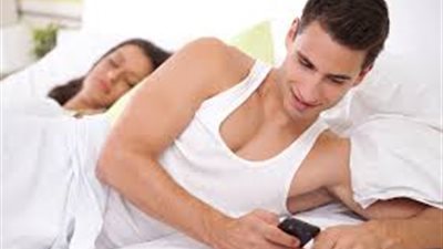 ما السبب الذي يجعل الزوج يشاهد الأفلام الإباحية؟