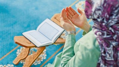  تفسير  حلم الاعتكاف  في المنام للعزباء والمتزوجة 