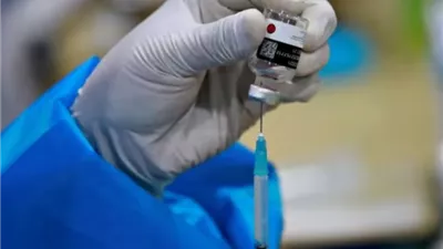 علماء يدرسون حالة شخص تلقى لقاح كورونا 217 مرة