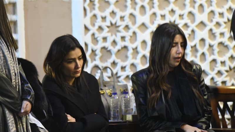 مي عمر في عزاء والدها 