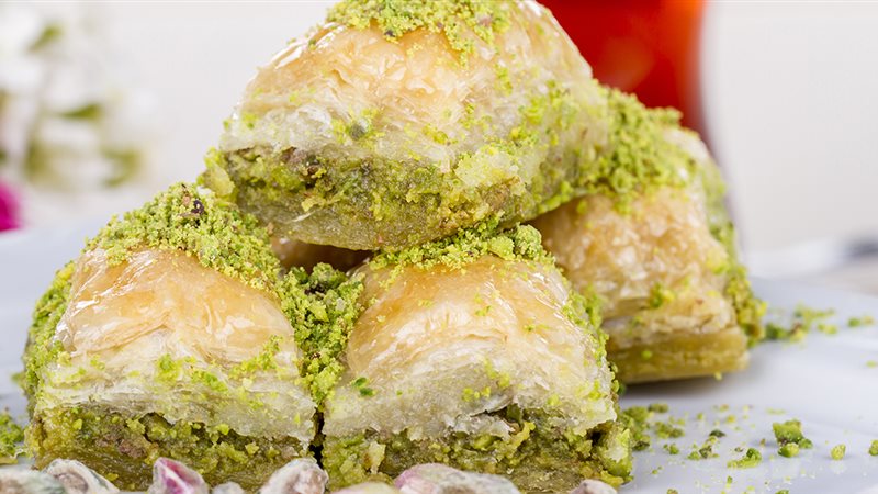 طريقة عمل البقلاوة بحشوة الفستق  