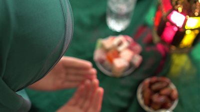 هل نزول الحيض قبل المغرب يبطل الصيام؟.. الإفتاء تُجيب