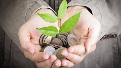 ما حكم إعطاء الزكاة للأقارب الفقراء؟.. دار الإفتاء تُجيب