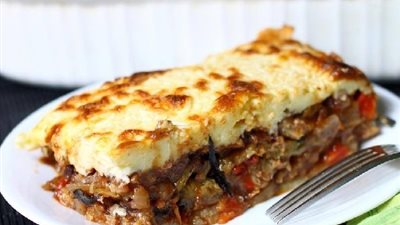 طريقة عمل مسقعة الباذنجان بالبشاميل بخطوات بسيطة على سفرة رمضان