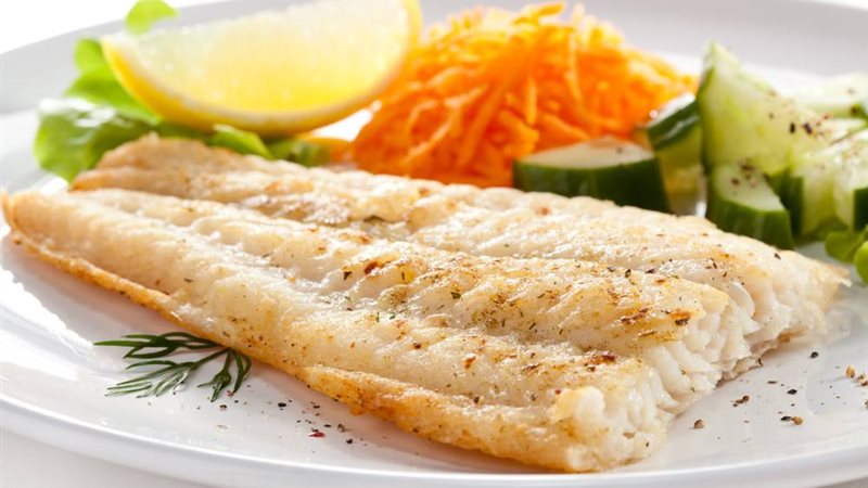 طريقة عمل السمك الفيليه بالصوص الأبيض 