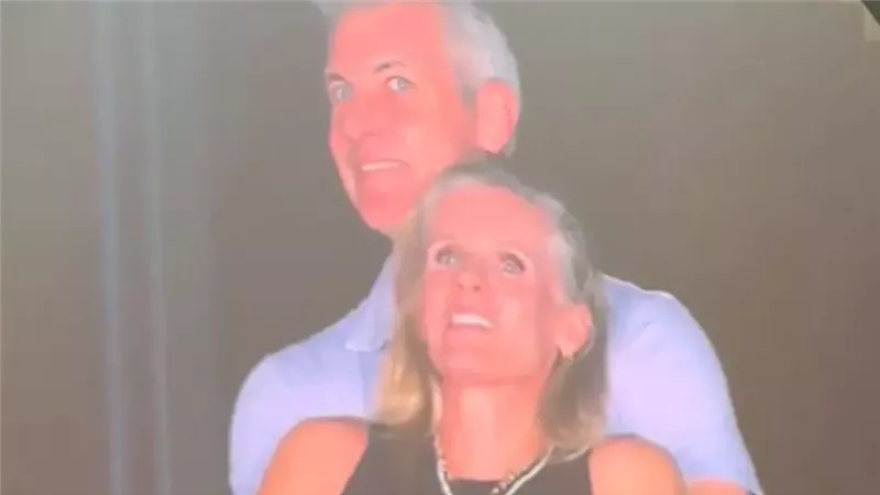 سيدة قبلة حفل كولدبلاي كريستين كابوت