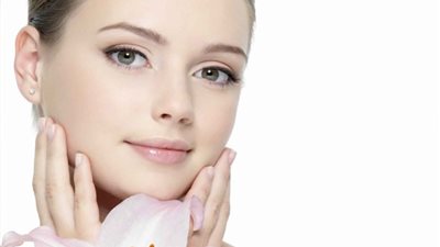 روتين مثالي  للعناية بالبشرة الحساسة في فصل الربيع