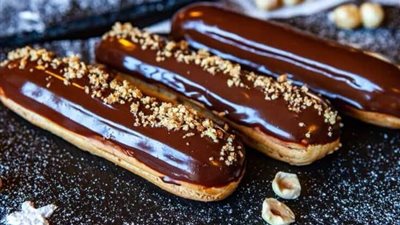 طريقة عمل الإكلير بالشوكولاتة بخطوات سهلة في المنزل