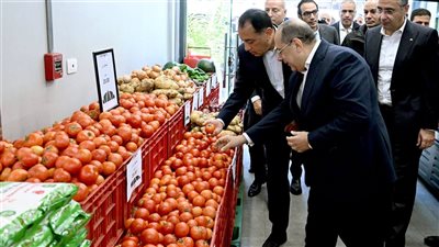  بالصور.. رئيس الوزراء يتفقد فرع منفذ 