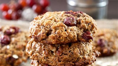 صحي ولذيذ ..  طريقة عمل كوكيز الشوفان بالتفاح المجفف والزبيب