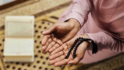 هل يجوز الدعاء لشخص باسمه في الصلاة؟.. الإفتاء تُجيب