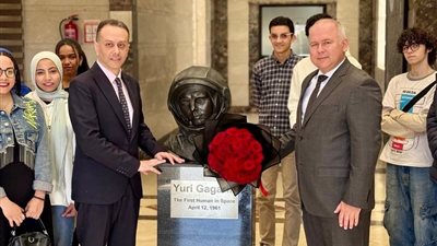 زهور على تمثال جاجارين بالقاهرة احتفالًا بيوم الفضاء العالمي وتعزيزًا للتعاون المصري الروسي