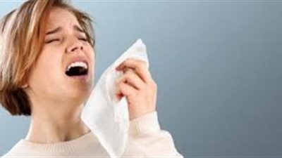 امرأة تعطس ديدانا من أنفها
