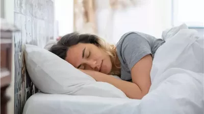 دراسة: النوم من دون وسادة قد يحمل فوائد صحية غير متوقعة