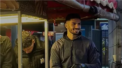 من كشك بسيط لظاهرة سياحية… “بائع الذرة الوسيم” يخطف أنظار الفتيات 